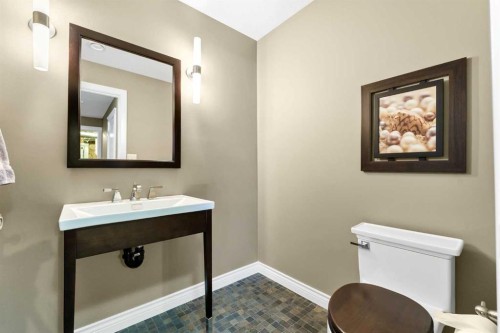 42 Somerset Link Se, Medicine Hat, AB - Indoor Photo Showing Bathroom