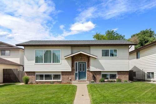 92 Sharpe Crescent SE Medicine Hat, AB T1B 3Y6