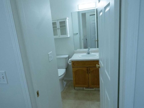 64 Valleyview Drive Sw, Medicine Hat, AB - Indoor Photo Showing Bathroom