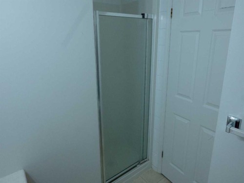 64 Valleyview Drive Sw, Medicine Hat, AB - Indoor Photo Showing Bathroom