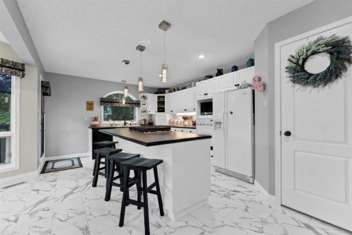 612 Sangster Crescent Sw, Redcliff, AB - Indoor Photo Showing Kitchen