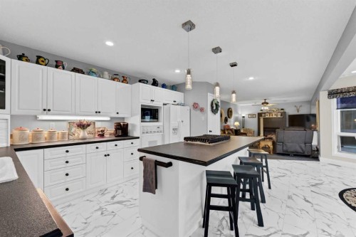 612 Sangster Crescent Sw, Redcliff, AB - Indoor Photo Showing Kitchen