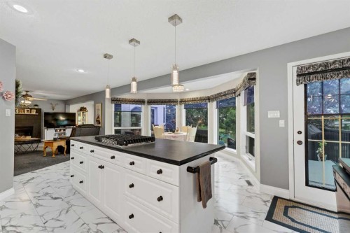 612 Sangster Crescent Sw, Redcliff, AB - Indoor Photo Showing Kitchen