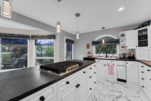 612 Sangster Crescent Sw, Redcliff, AB - Indoor Photo Showing Kitchen