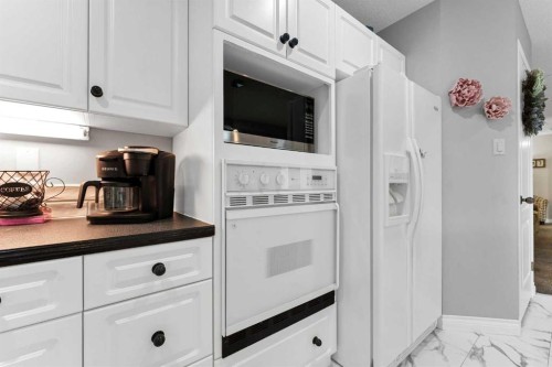 612 Sangster Crescent Sw, Redcliff, AB - Indoor Photo Showing Kitchen