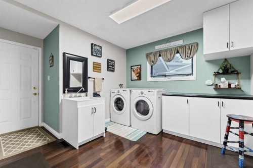 612 Sangster Crescent Sw, Redcliff, AB - Indoor Photo Showing Laundry Room