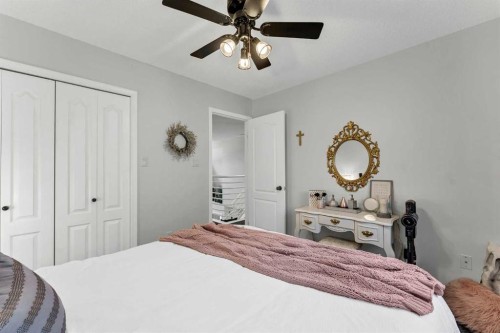 612 Sangster Crescent Sw, Redcliff, AB - Indoor Photo Showing Bedroom