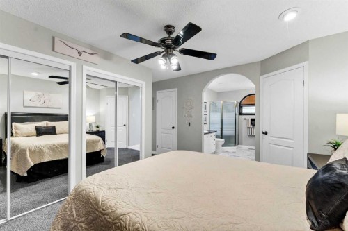 612 Sangster Crescent Sw, Redcliff, AB - Indoor Photo Showing Bedroom