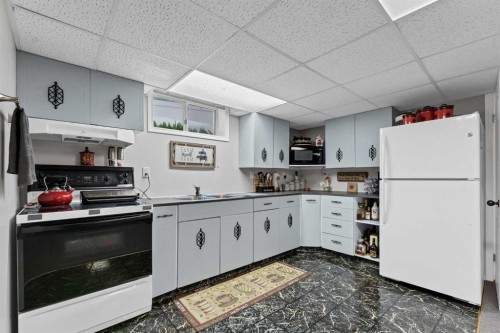 612 Sangster Crescent Sw, Redcliff, AB - Indoor Photo Showing Kitchen With Double Sink