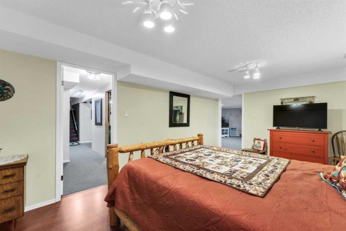 612 Sangster Crescent Sw, Redcliff, AB - Indoor Photo Showing Bedroom