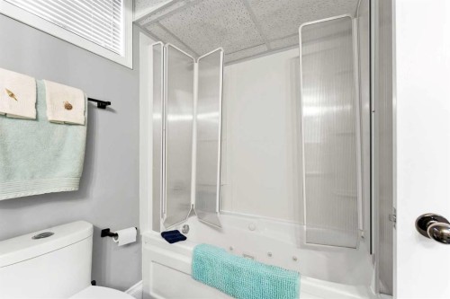 612 Sangster Crescent Sw, Redcliff, AB - Indoor Photo Showing Bathroom