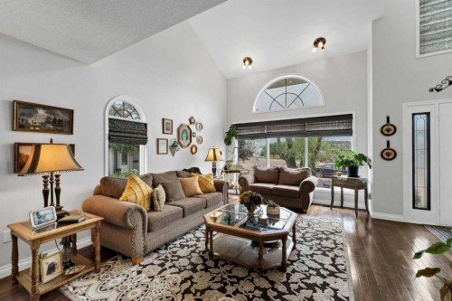 612 Sangster Crescent Sw, Redcliff, AB - Indoor Photo Showing Living Room