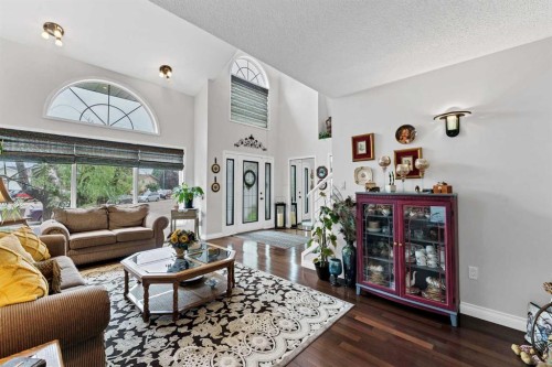 612 Sangster Crescent Sw, Redcliff, AB - Indoor Photo Showing Living Room
