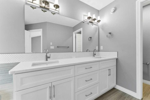 127 Hamptons Crescent Se, Medicine Hat, AB - Indoor Photo Showing Bathroom
