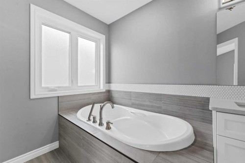 127 Hamptons Crescent Se, Medicine Hat, AB - Indoor Photo Showing Bathroom
