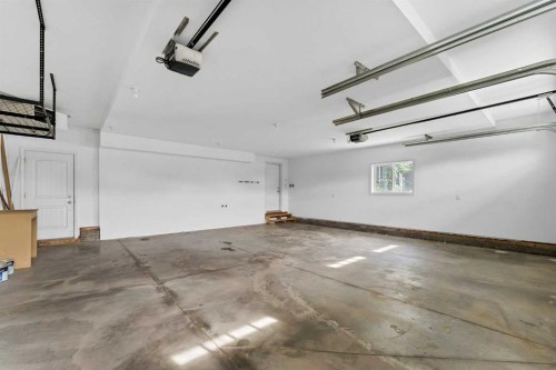 127 Hamptons Crescent Se, Medicine Hat, AB - Indoor Photo Showing Garage