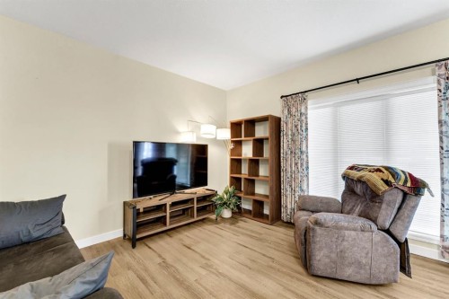 372 Northlands Pointe Ne, Medicine Hat, AB - Indoor Photo Showing Living Room