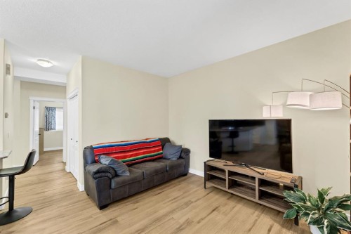 372 Northlands Pointe Ne, Medicine Hat, AB - Indoor Photo Showing Living Room