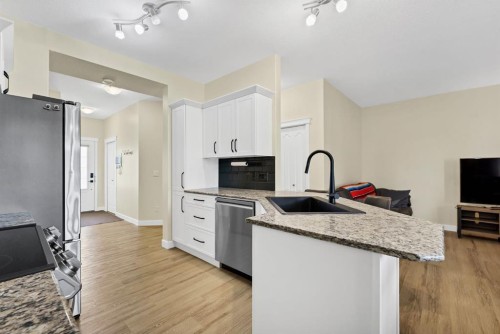 372 Northlands Pointe Ne, Medicine Hat, AB - Indoor Photo Showing Kitchen