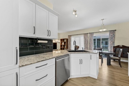 372 Northlands Pointe Ne, Medicine Hat, AB - Indoor Photo Showing Kitchen