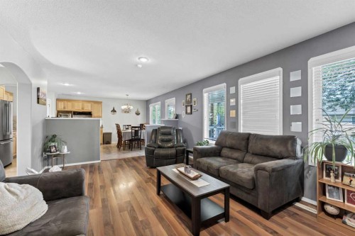 369 Stratton Way Se, Medicine Hat, AB - Indoor Photo Showing Living Room