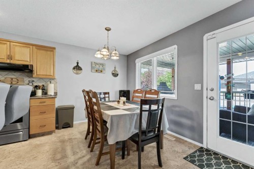 369 Stratton Way Se, Medicine Hat, AB - Indoor Photo Showing Dining Room