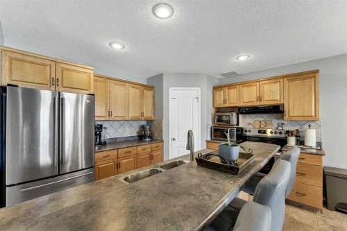 369 Stratton Way Se, Medicine Hat, AB - Indoor Photo Showing Kitchen
