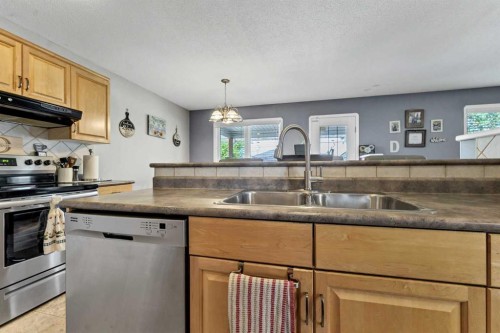 369 Stratton Way Se, Medicine Hat, AB - Indoor Photo Showing Kitchen With Double Sink