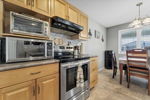 369 Stratton Way Se, Medicine Hat, AB - Indoor Photo Showing Kitchen