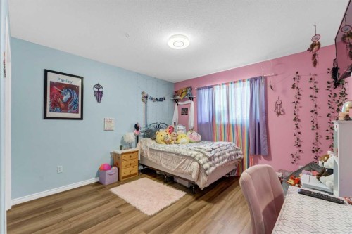 369 Stratton Way Se, Medicine Hat, AB - Indoor Photo Showing Bedroom