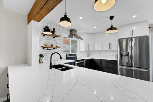 45 Cooper Road Se, Medicine Hat, AB - Indoor Photo Showing Kitchen With Stainless Steel Kitchen With Double Sink With Upgraded Kitchen