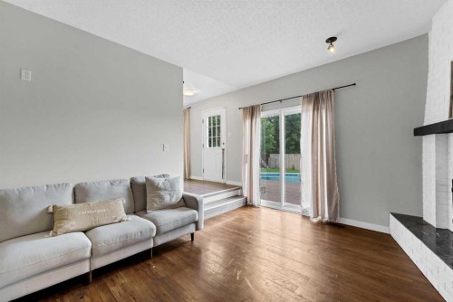 45 Cooper Road Se, Medicine Hat, AB - Indoor Photo Showing Living Room