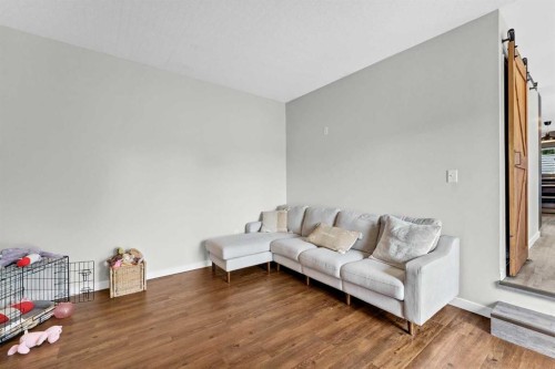 45 Cooper Road Se, Medicine Hat, AB - Indoor Photo Showing Living Room