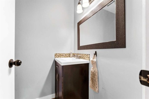 45 Cooper Road Se, Medicine Hat, AB - Indoor Photo Showing Bathroom