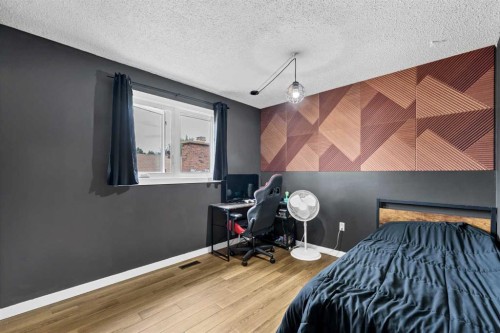 45 Cooper Road Se, Medicine Hat, AB - Indoor Photo Showing Bedroom