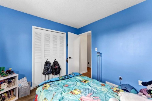 45 Cooper Road Se, Medicine Hat, AB - Indoor Photo Showing Bedroom