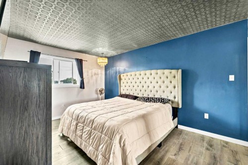 45 Cooper Road Se, Medicine Hat, AB - Indoor Photo Showing Bedroom