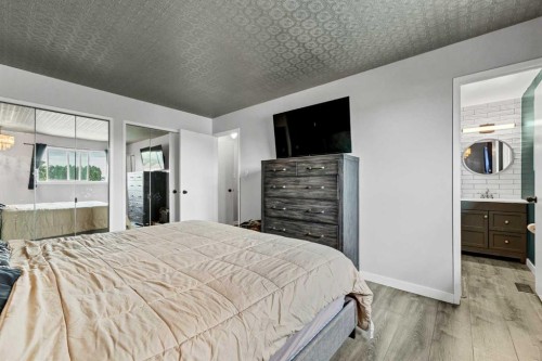 45 Cooper Road Se, Medicine Hat, AB - Indoor Photo Showing Bedroom