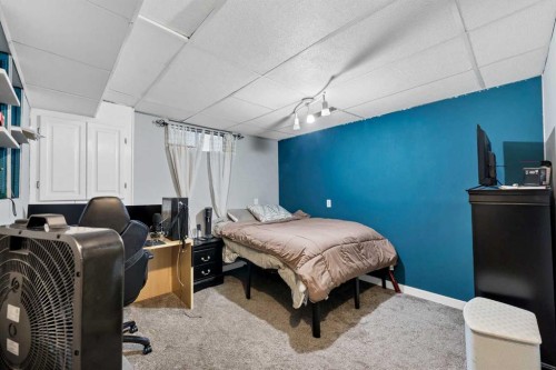 45 Cooper Road Se, Medicine Hat, AB - Indoor Photo Showing Bedroom