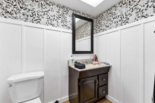 45 Cooper Road Se, Medicine Hat, AB - Indoor Photo Showing Bathroom