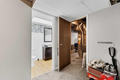 45 Cooper Road Se, Medicine Hat, AB - Indoor Photo Showing Other Room