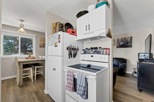 105 Broadway Avenue East, Redcliff, AB - Indoor Photo Showing Kitchen