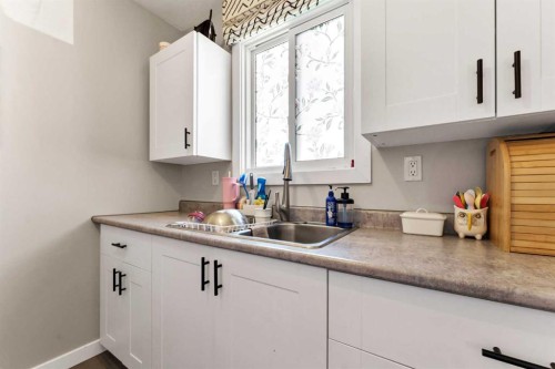105 Broadway Avenue East, Redcliff, AB - Indoor Photo Showing Kitchen With Double Sink