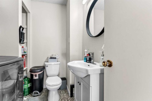 105 Broadway Avenue East, Redcliff, AB - Indoor Photo Showing Bathroom