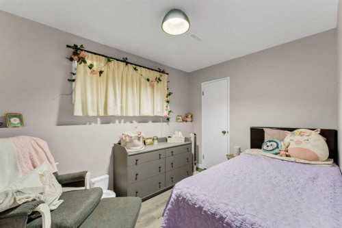 105 Broadway Avenue East, Redcliff, AB - Indoor Photo Showing Bedroom