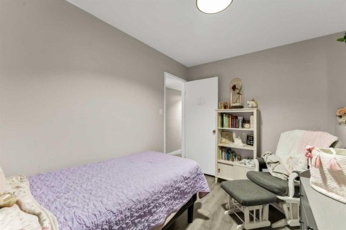 105 Broadway Avenue East, Redcliff, AB - Indoor Photo Showing Bedroom