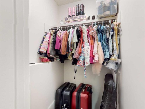105 Broadway Avenue East, Redcliff, AB - Indoor With Storage