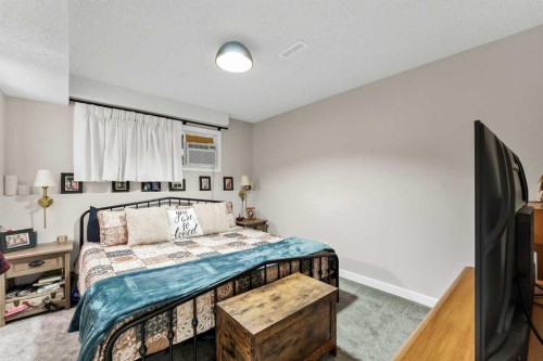 105 Broadway Avenue East, Redcliff, AB - Indoor Photo Showing Bedroom