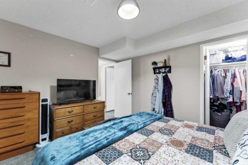 105 Broadway Avenue East, Redcliff, AB - Indoor Photo Showing Bedroom