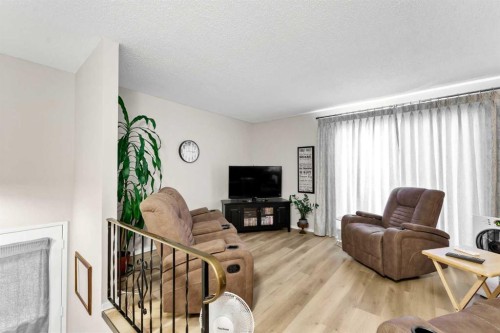 105 Broadway Avenue East, Redcliff, AB - Indoor Photo Showing Living Room